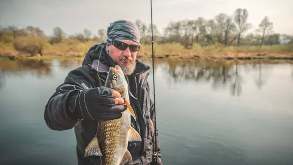 Fischerei. Fischer und Trophäenasp. — Stockfoto