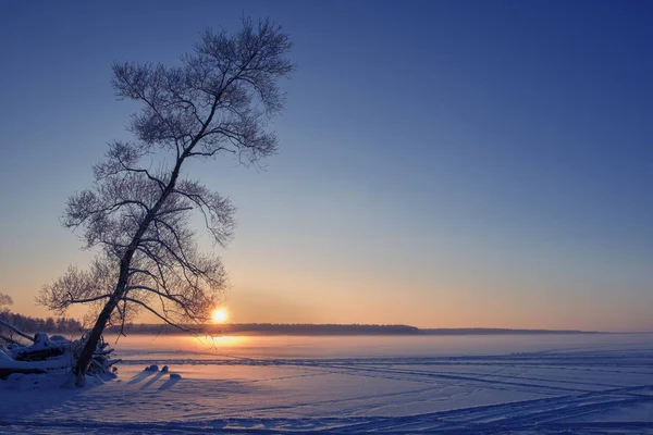 Donmuş bir gölde gün batımı. Kış manzarası. — Stok fotoğraf