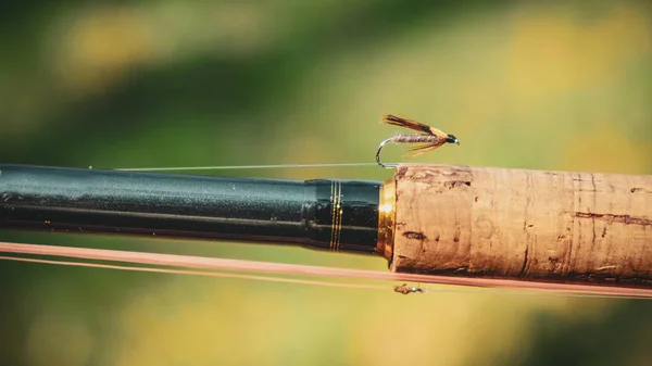 Pesca con mosca. Mosca mojada hecha a mano por el autor — Foto de Stock