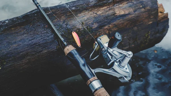Rybářská výstroj na břehu zimní řeky. — Stock fotografie