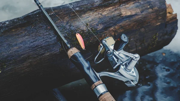 Equipamento de pesca na margem de um rio de inverno . — Fotografia de Stock