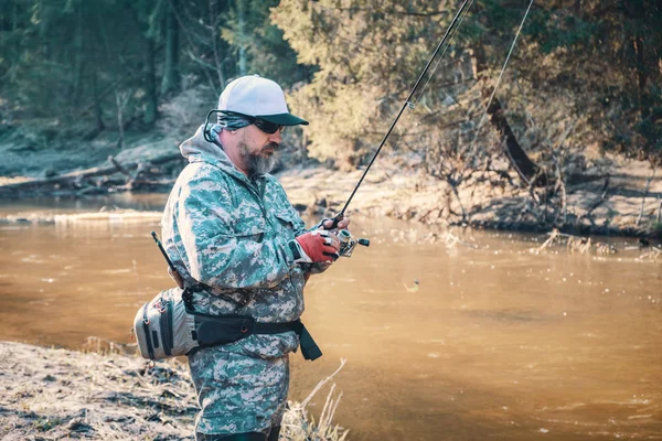 Fischer mit Rute am Ufer des Flusses. — Stockfoto