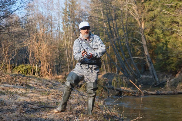 Pescador con caña en la orilla del río . —  Fotos de Stock