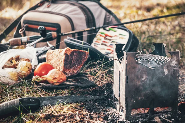 火の箱ストーブと焼きソーセージ。ピクニック釣り. — ストック写真