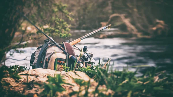 Equipamento de pesca na margem do rio de nascente . — Fotografia de Stock