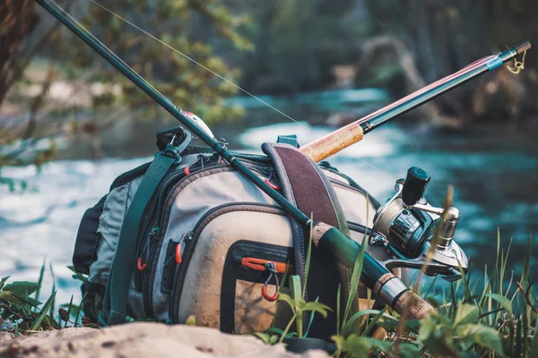 Equipamento de pesca na margem do rio de nascente . — Fotografia de Stock