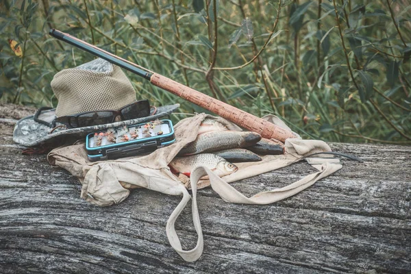 Vistuig op de achtergrond van de rivier. Visserij Tenkara. — Stockfoto