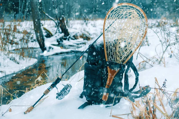 Equipamento de pesca na margem de um rio de inverno . — Fotografia de Stock