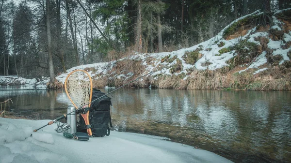Engins de pêche au bord d'un ruisseau d'hiver . — Photo