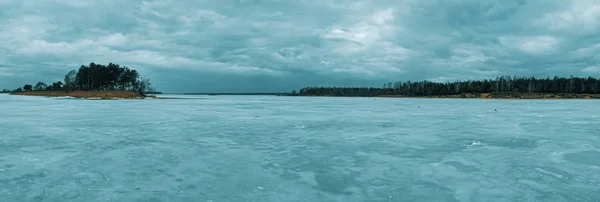 Expansão de lago congelado em um dia nublado . — Fotografia de Stock