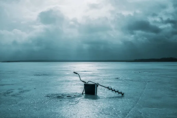 Matériel de pêche sur la glace du lac. Pêche sur glace . — Photo