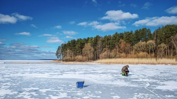 Pescador em pesca de inverno . — Fotografia de Stock
