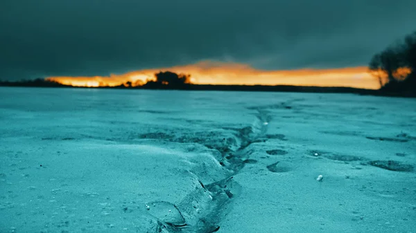 De scheur in het ijs van het meer. — Stockfoto