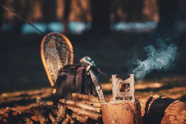 Estufa de leña en el campamento durante la pesca . —  Fotos de Stock