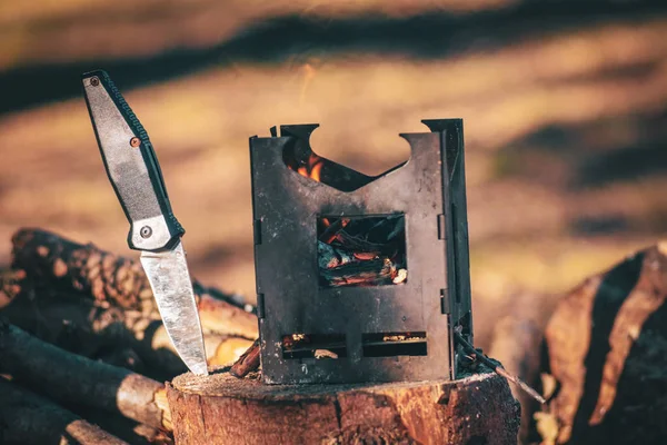 Огненная коробка и нож. Туристический лагерь . — стоковое фото