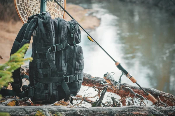 Attrezzatura da pesca primo piano sulla riva del fiume . — Foto Stock