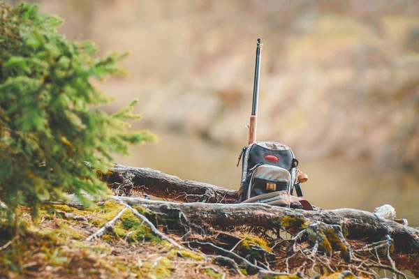 Matériel de pêche au bord d'un ruisseau forestier . — Photo