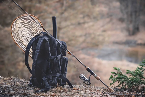 Equipamento de pesca na margem do rio . — Fotografia de Stock