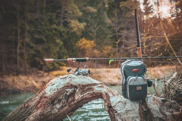 Attrezzatura da pesca sulla riva del fiume — Foto Stock