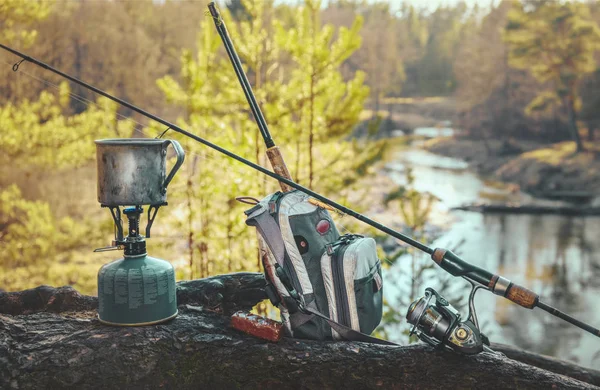 Attrezzatura da pesca sulla riva del fiume — Foto Stock