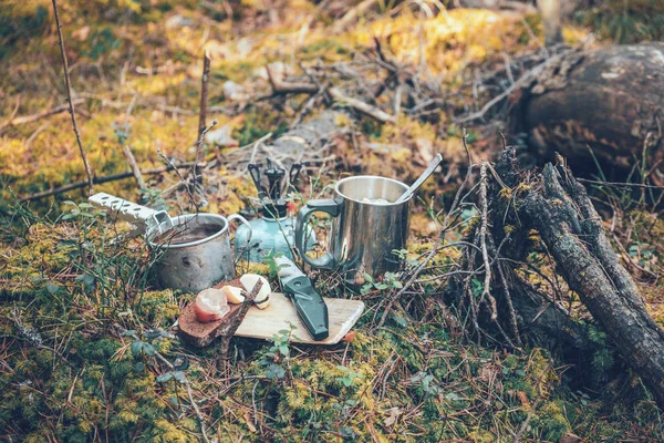 森の中で昼食。ブッシュクラフト — ストック写真