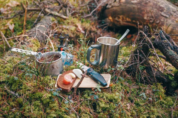 自然の中で料理を作る。観光食器. — ストック写真