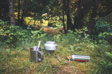 Doğada kahve içmek. Kahve gaz ocağında hazırlanır..