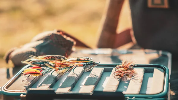 Equipamento de pesca deitado no banco de madeira . — Fotografia de Stock