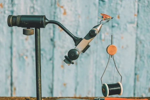 Sinek yakalamak için uçan balıkçılık araçları.