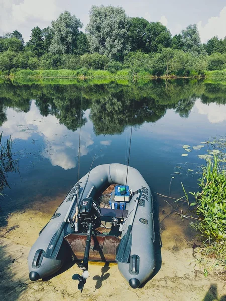 Floden Berezina. Vitryssland - 12 juni 2019: Fiskeuppblåsbar båt med fiskeredskap. Motormärke Toyama. — Stockfoto