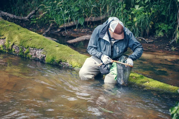 Pescador fotografía su captura —  Fotos de Stock