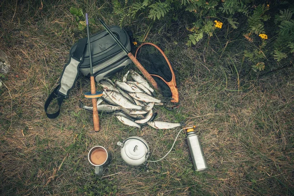 Attrezzatura da pesca sul fiume. Spuntino durante una battuta di pesca . — Foto Stock