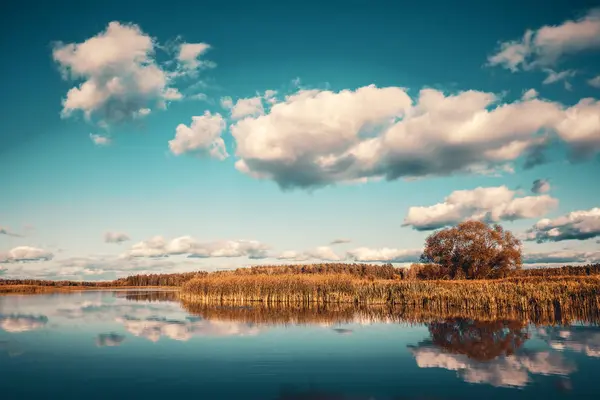 Облака отражаются на гладкой поверхности озера . — стоковое фото