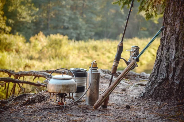 Bouilloire, brûleur à gaz et tasse en silicone close-up. Randonnée dans la forêt . — Photo
