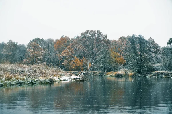Les premières chutes de neige sur la rivière d'automne — Photo