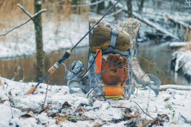 Sonbahar alabalığı avlıyorum. Sırt çantasıyla yürüyüş..