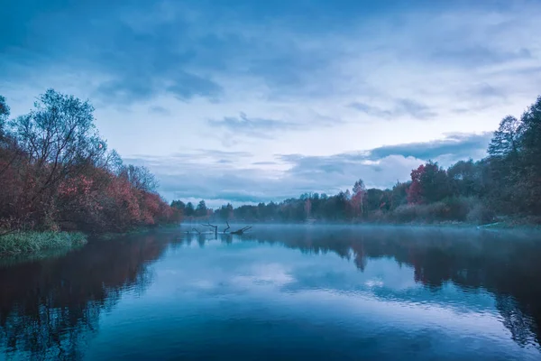 Noite tranquila no rio de outono . — Fotografia de Stock