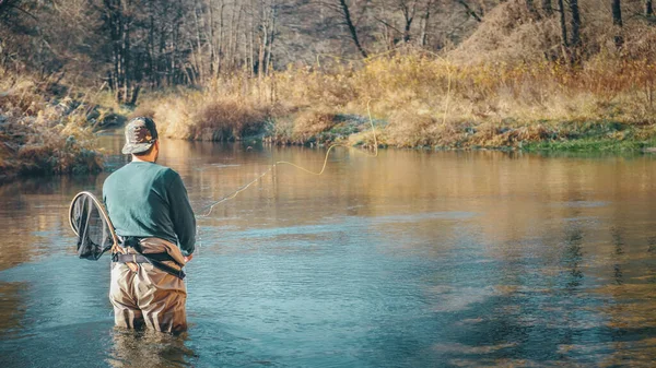 Pesca a mosca su uno sfondo di fiume foresta — Foto Stock