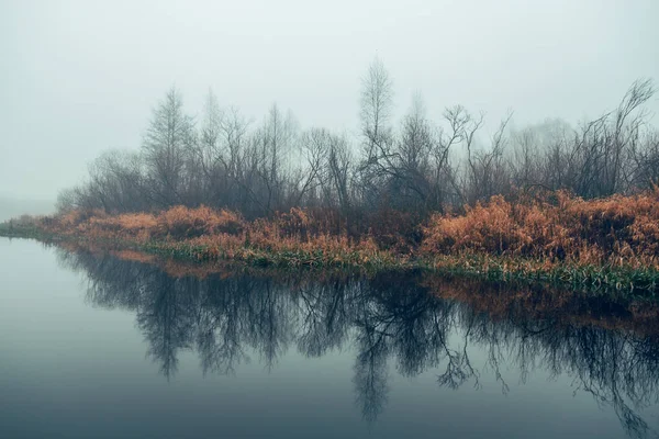 Brouillard d'automne sur la rivière . — Photo