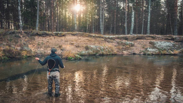 Muška rybaření na pozadí lesní řeky — Stock fotografie