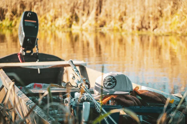 Fiske redskap i en traditionell träbåt. — Stockfoto