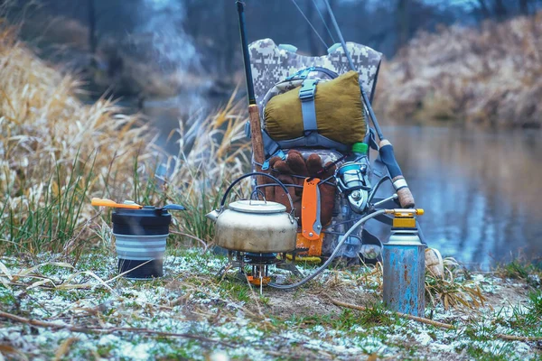 Lunch och matlagning under vandringen. Ryggsäck, gasbrännare, vattenkokare och andra tillbehör för turism och fiske. — Stockfoto