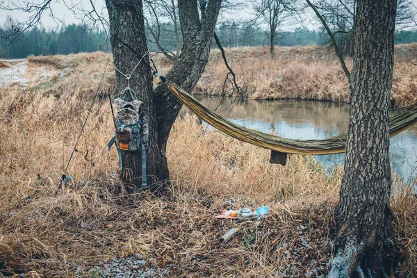 Descanse durante la caminata. Accesorios de hamaca, mochila y fogata . —  Fotos de Stock