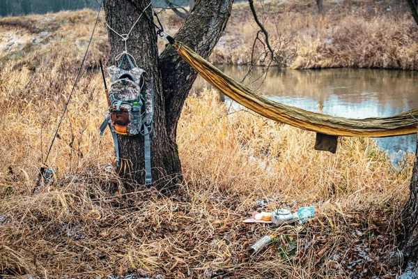 Descanse durante la caminata. Accesorios de hamaca, mochila y fogata . —  Fotos de Stock