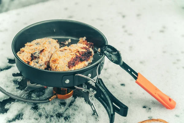 Lunch and cooking while hiking. — Stock Photo, Image