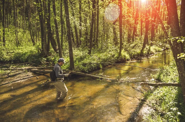 Angeln mit Tenkara auf einem kleinen Bach. Fliegenfischen. — Stockfoto