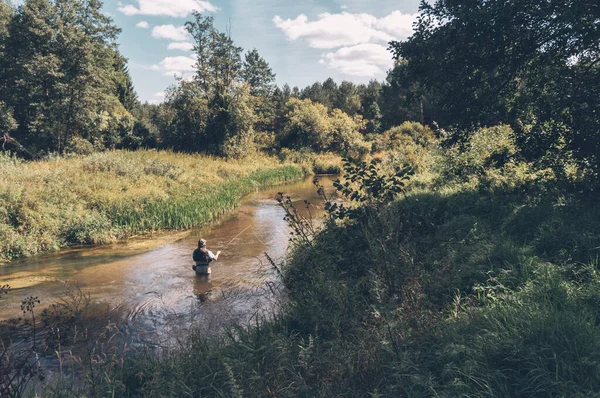 Fiskaren gör en kaststav på bäcken. Flugfiske — Stockfoto