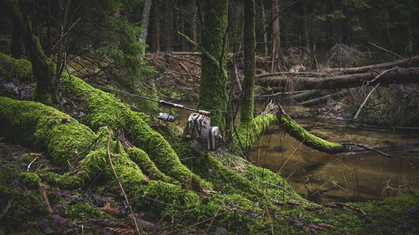 Angelausrüstung vor dem Hintergrund eines malerischen Waldbaches. — Stockfoto