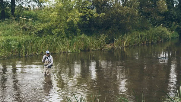 Pescatore catturato un pesce su un torrente estivo. Pesca di Tenkara . — Foto Stock