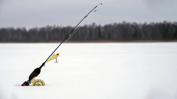 Angelausrüstung für das Winterfischen. — Stockfoto